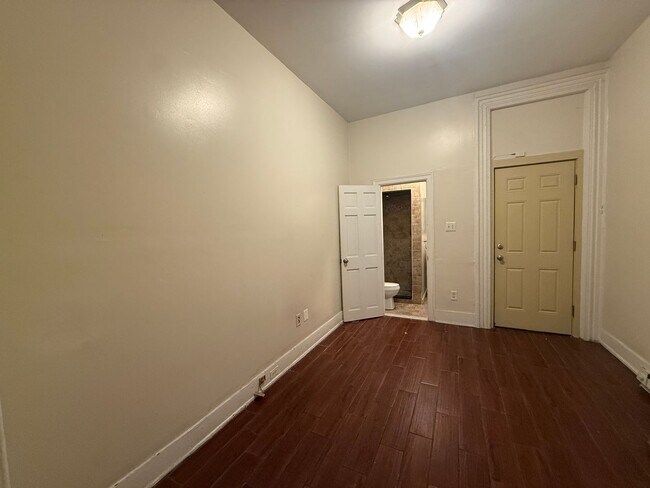 Building Photo - 1819 W Oxford St