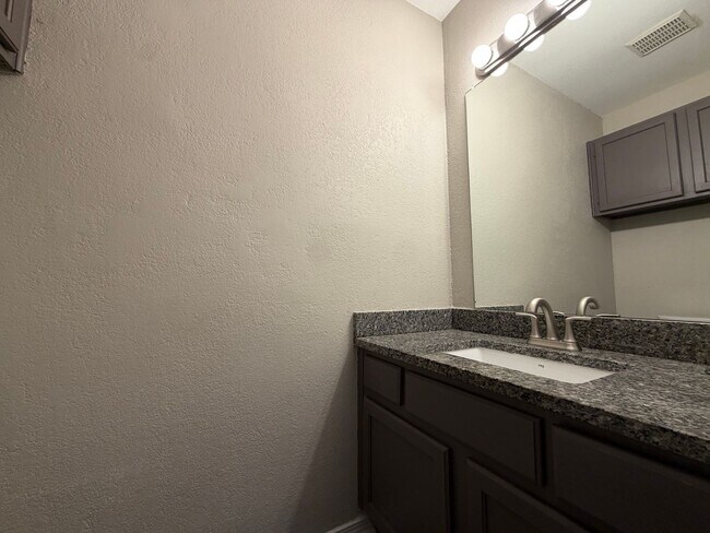 Building Photo - 7417 Kingswood Dr