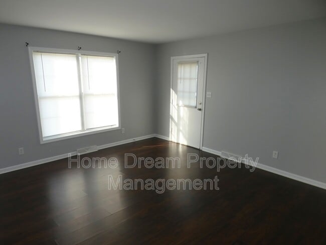Building Photo - 1823 Meadow Dr