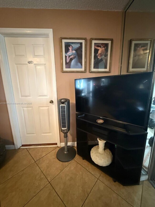 Building Photo - 8220 Sunrise Lakes Blvd