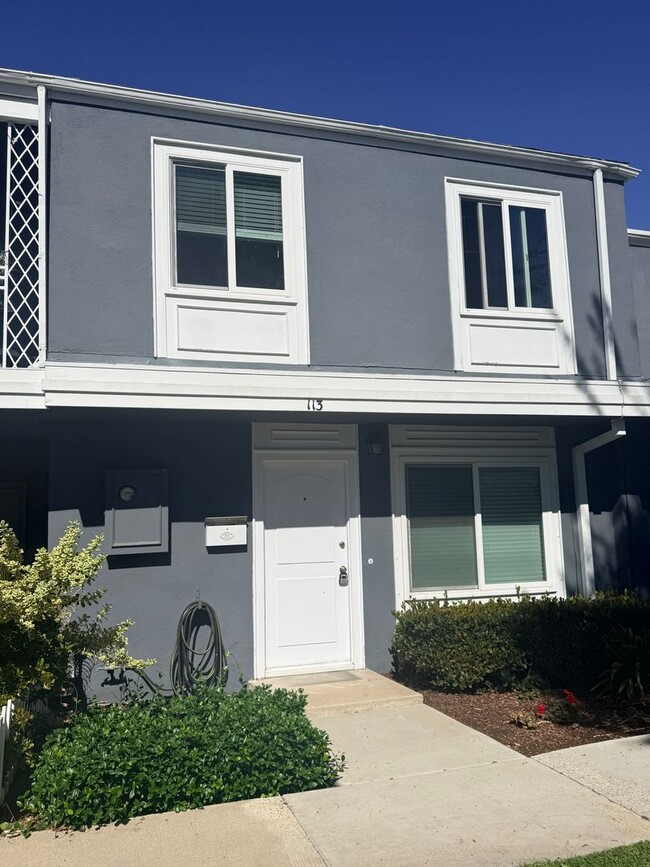 Building Photo - Spacious 3 bedroom 2 bath townhome with 2 car garage in Costa Mesa.