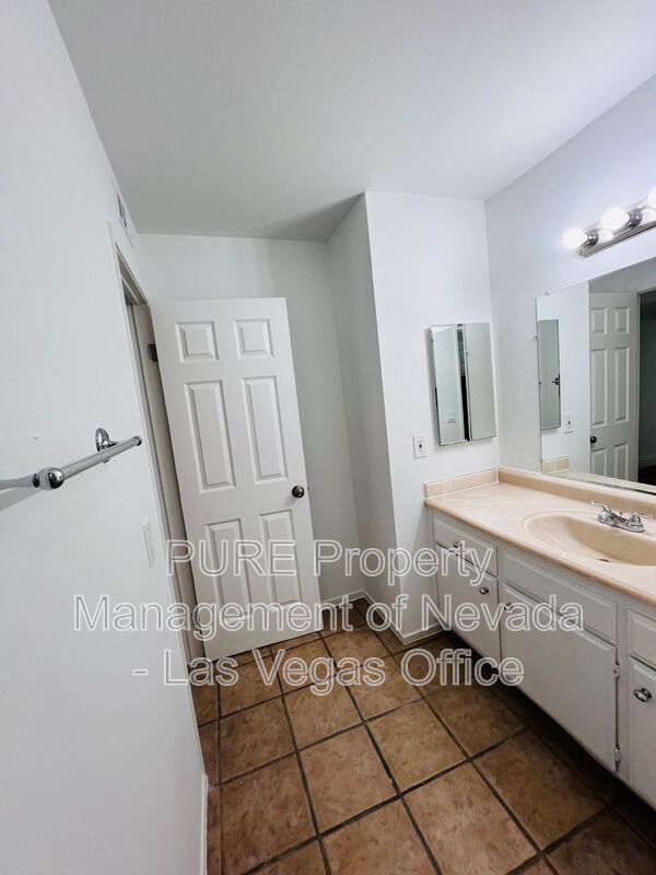 Building Photo - 1405 E Vegas Valley Dr