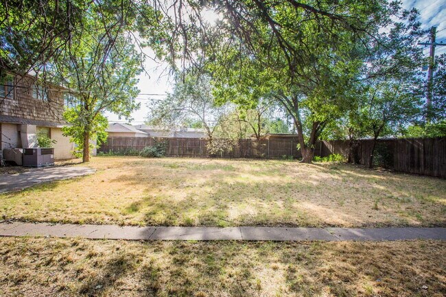 Building Photo - "Spacious 5-Bed Oasis with Granite Elegance & Hardwood Charm in Lubbock!"
