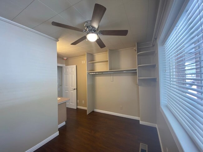 Building Photo - *utilities included* Three bedroom apartme...