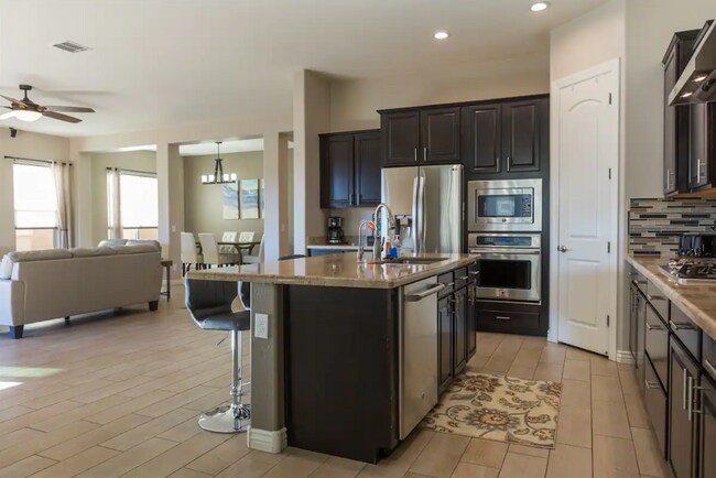 Building Photo - 18519 W Paradise Ln