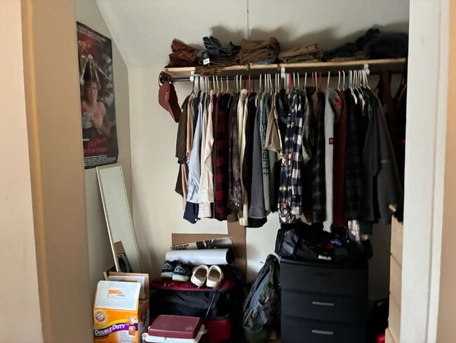 Building Photo - 4 bed 2 bath available June 1st