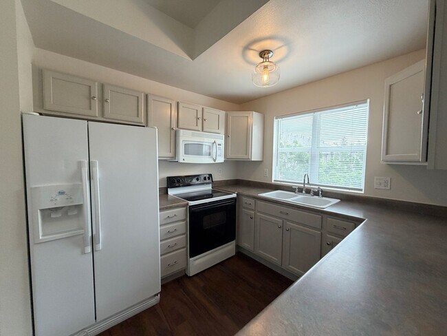 Building Photo - Remodeled Top-Level Condo in Pool Community Near Shopping & Dining
