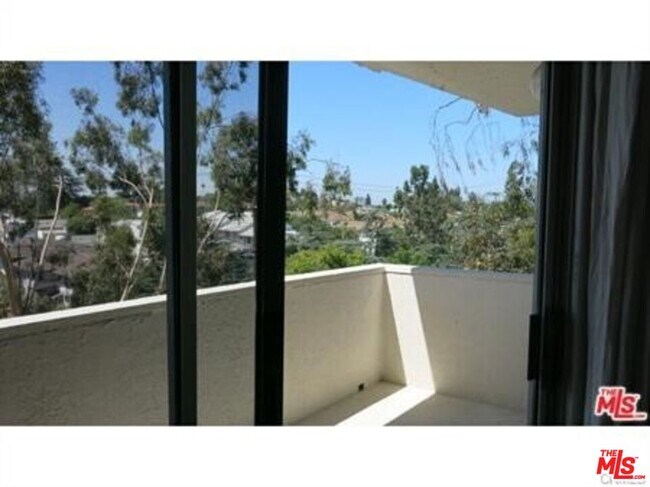 Building Photo - 3949 Los Feliz Blvd