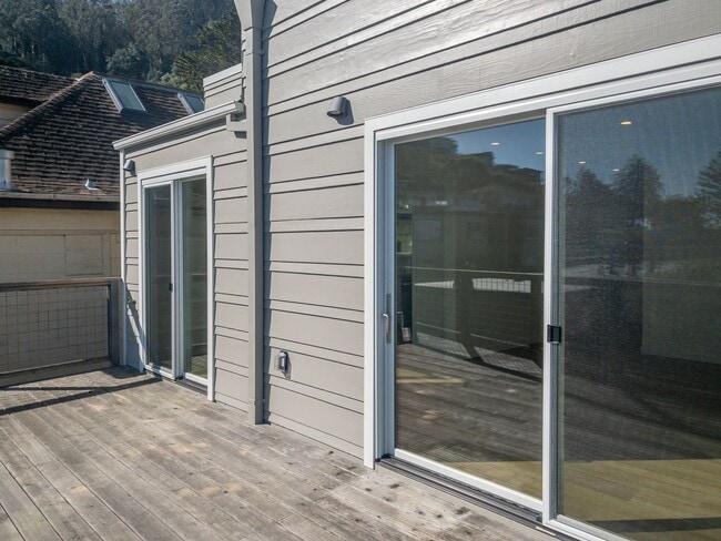 Building Photo - Stunning, Newly Remodeled, Top Floor Flat, Huge Private Deck,  Bay Views, Laundry! Parking! PROGR...