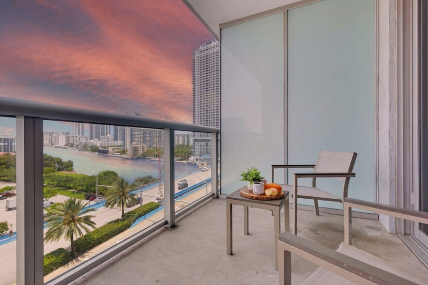 Building Photo - 2602 E Hallandale Beach Blvd