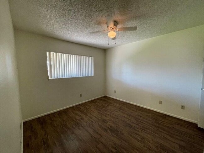 Building Photo - 3221 E Crescent Ave