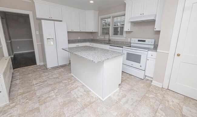 Building Photo - 3 Bedroom in Hampton Available Now!!