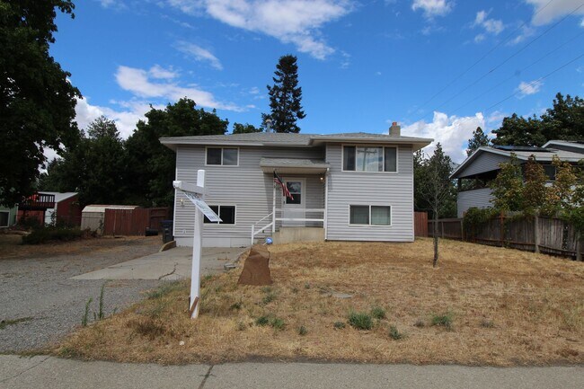 Primary Photo - 1005 E Lake St