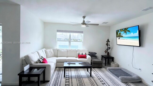 Building Photo - 2402 SE Gillette Ave