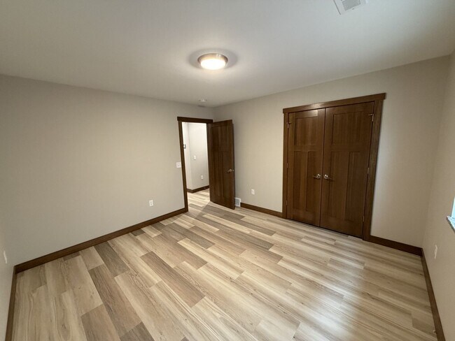 Building Photo - 419 2nd St E