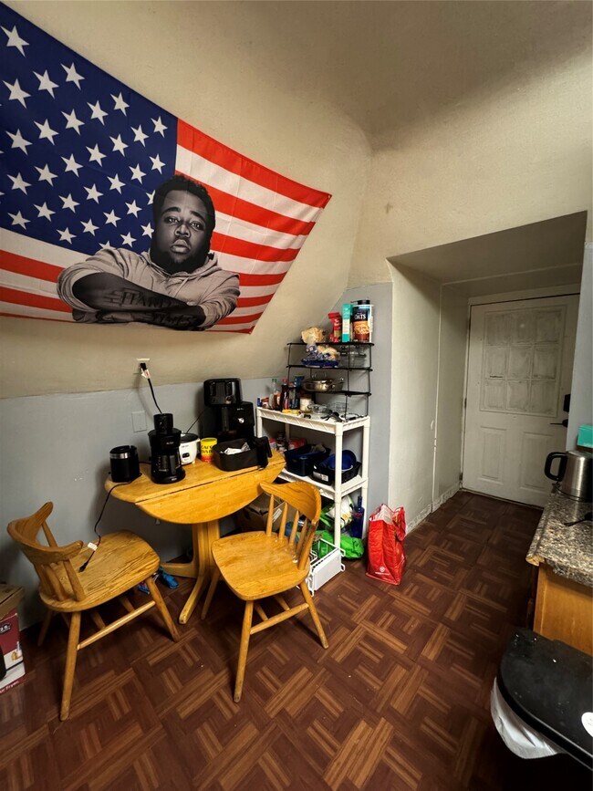 Building Photo - 121 Oak St