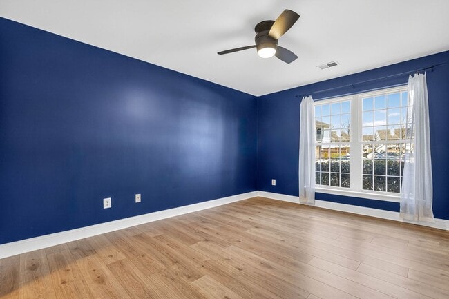 Building Photo - Very Nicely Update Condo in Prime Location!