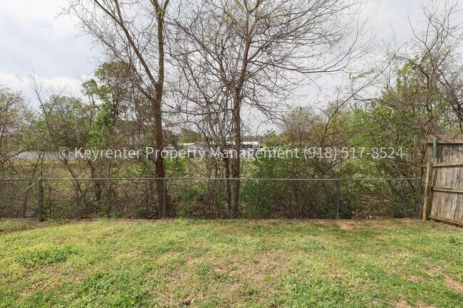 Building Photo - N Willow Dr Duplex