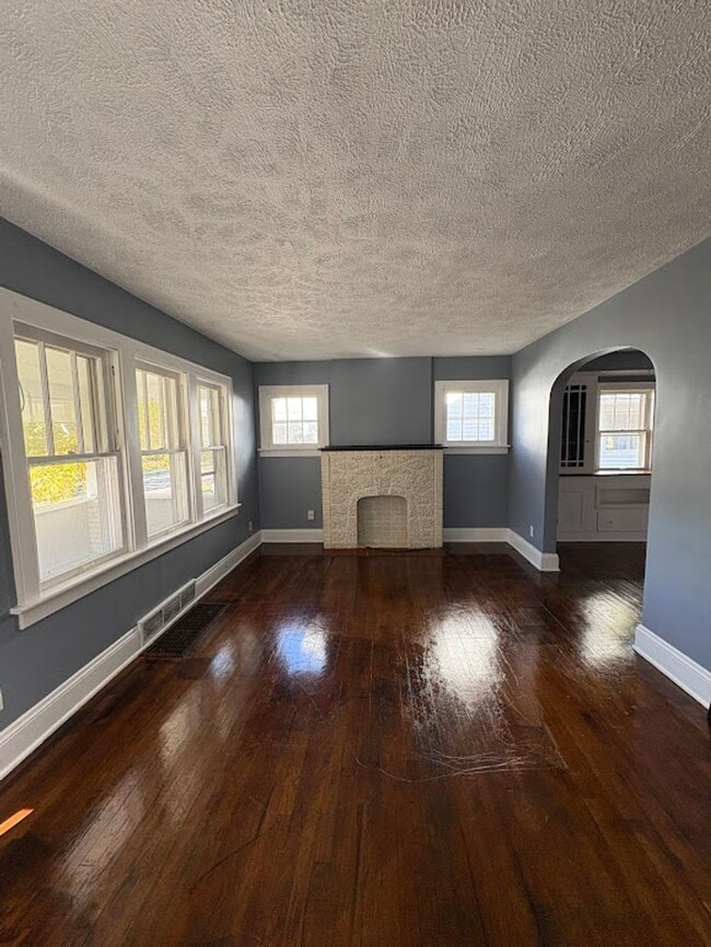 Building Photo - Four bedroom 2 full bath home for rent