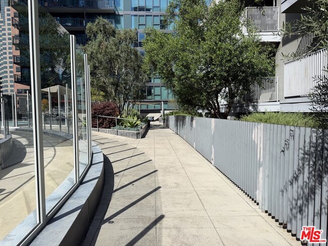 Building Photo - 901 Flower St