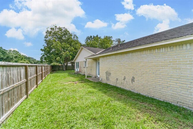 Building Photo - 2122 Clemson Dr