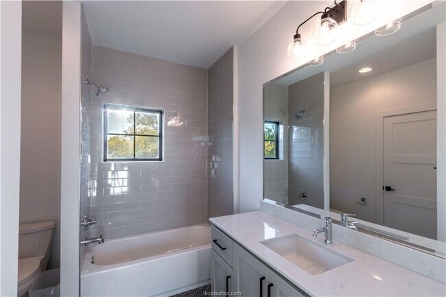 Building Photo - Historic District Gem! 4/3.5 Home Less tha...