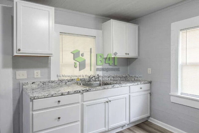 Building Photo - 220 E Render St