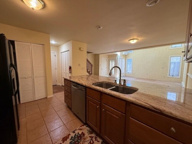 Building Photo - Aaron Village Condo!