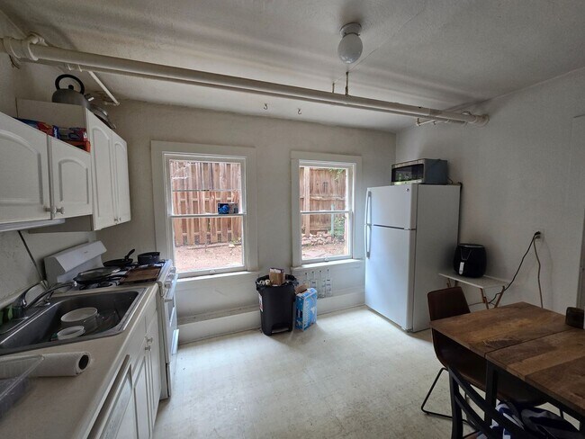 Building Photo - Price Reduced! Great Hill Location- 2 Bedr...