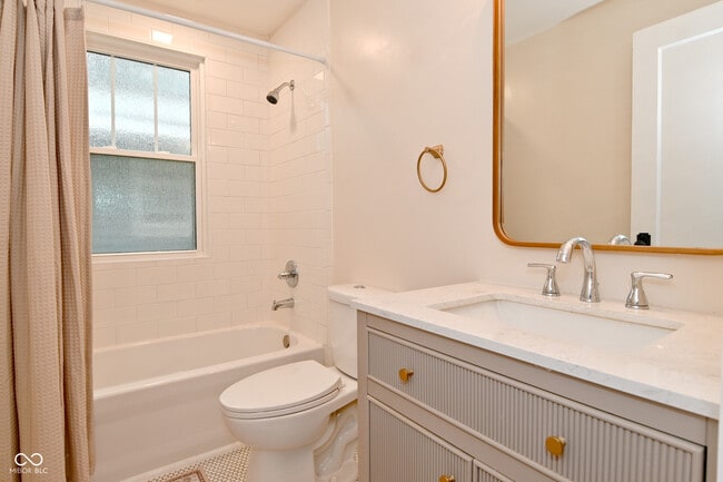 Building Photo - 3928 N Kenwood Ave