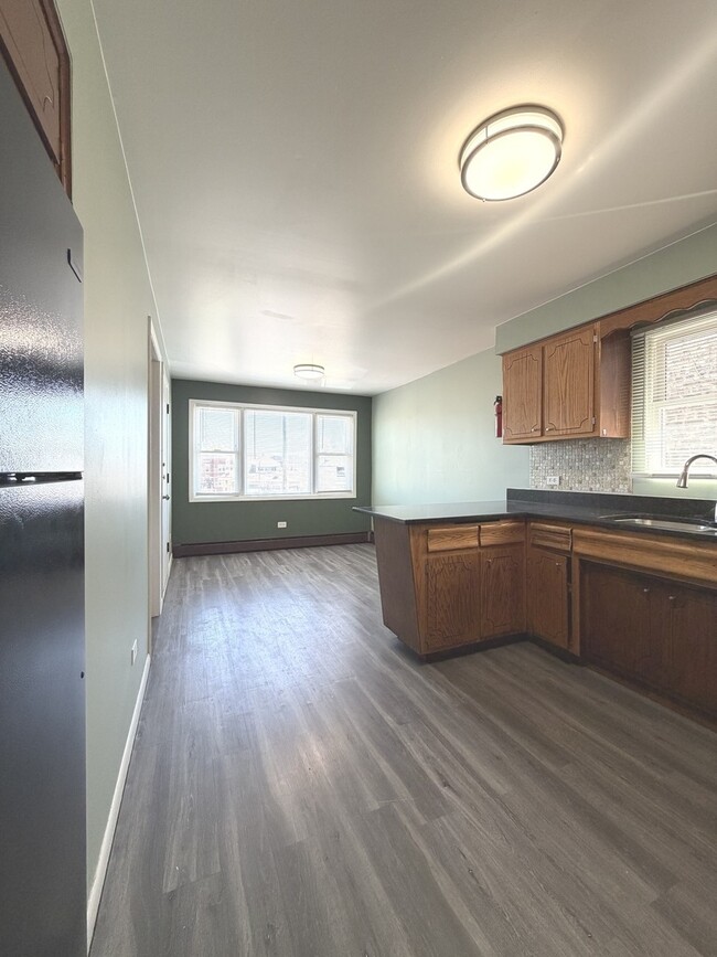 Building Photo - 6637 S Whipple St