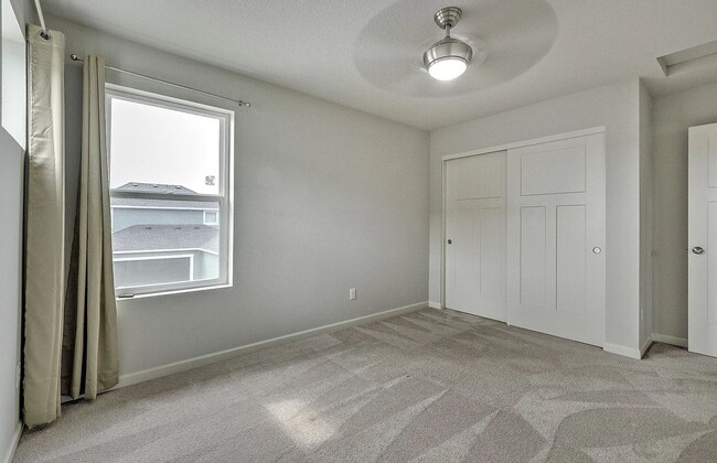 Building Photo - Discover the Charm of This Elegant North P...