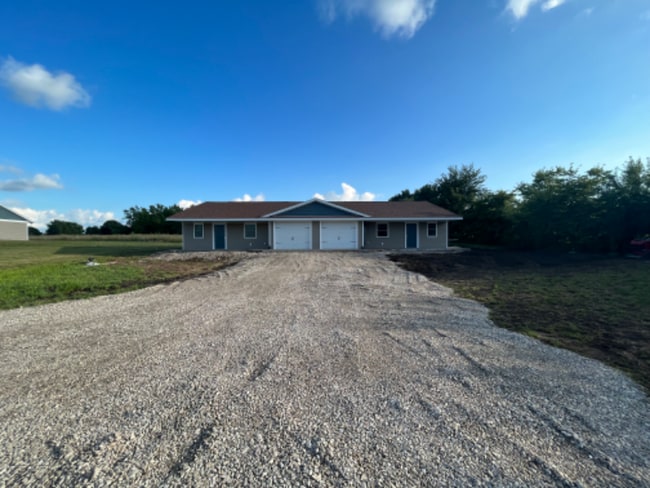 Building Photo - 118 W Cedar Ln