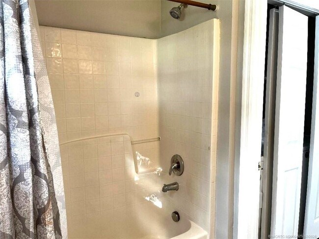 Building Photo - 1450 SW Paar Dr