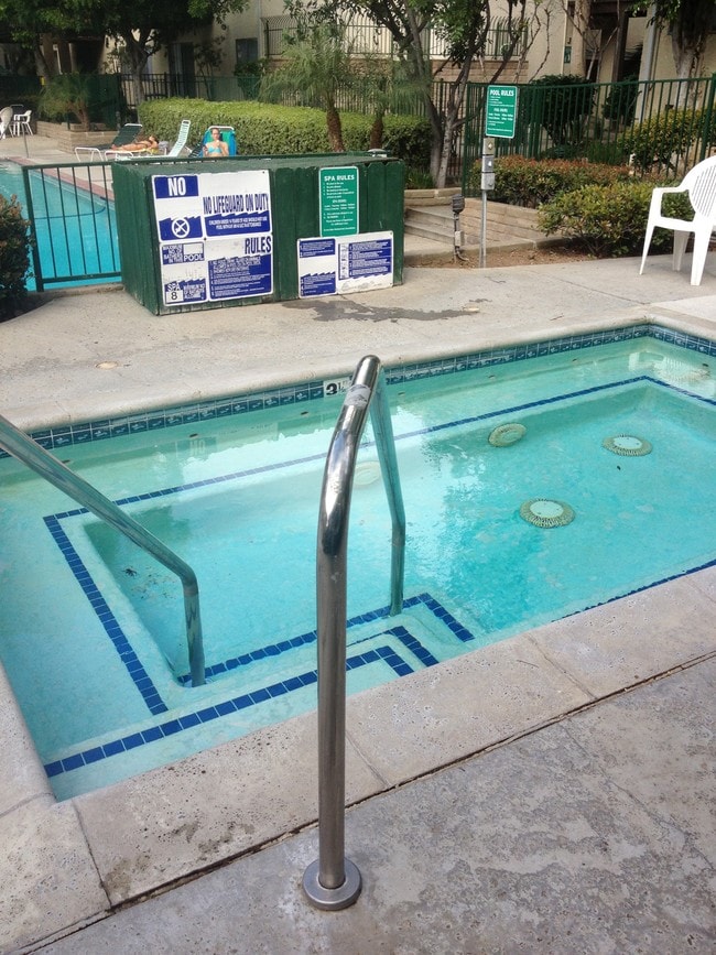 Building Photo - 5460 White Oak Ave