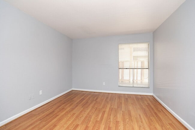 Building Photo - For Lease | 2 Bed, 2 Bath | 925 Sq Ft | Lakecrest Community |