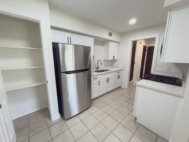 Building Photo - 2209 Mission Hill Dr