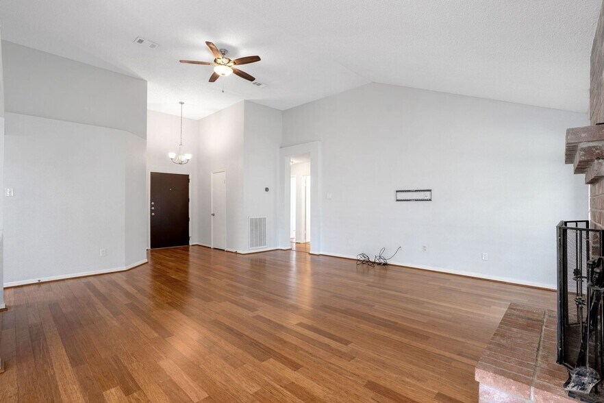 Building Photo - 9831 Meadow Bend Ln
