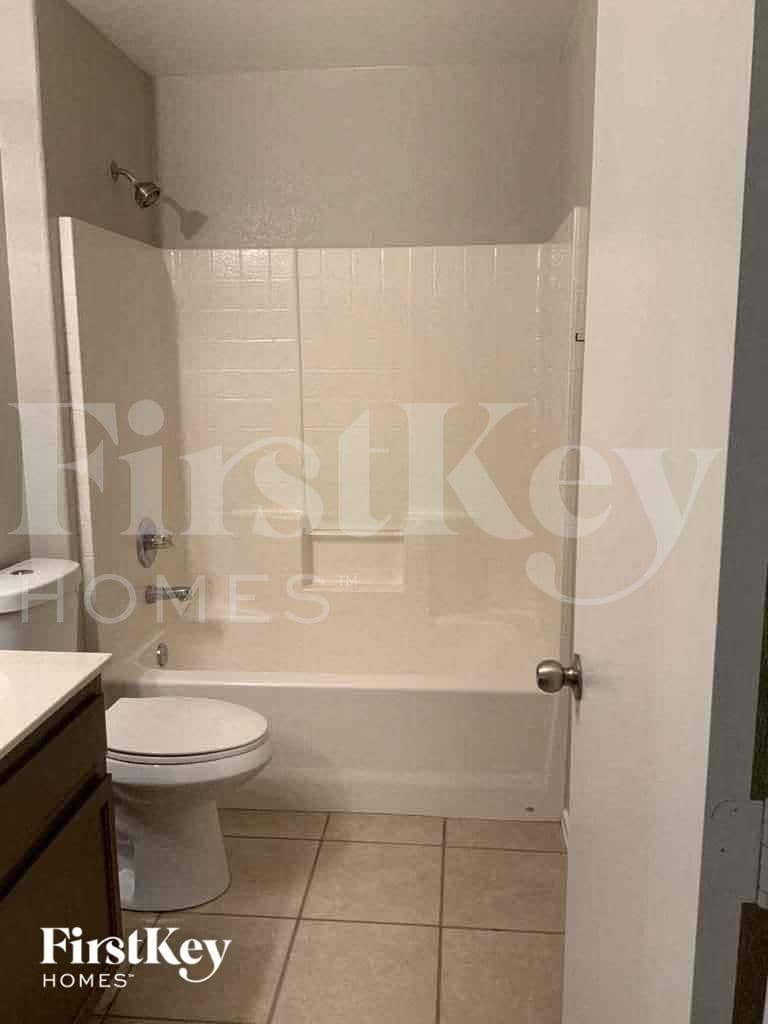 Building Photo - 2209 Meadow Green Ave