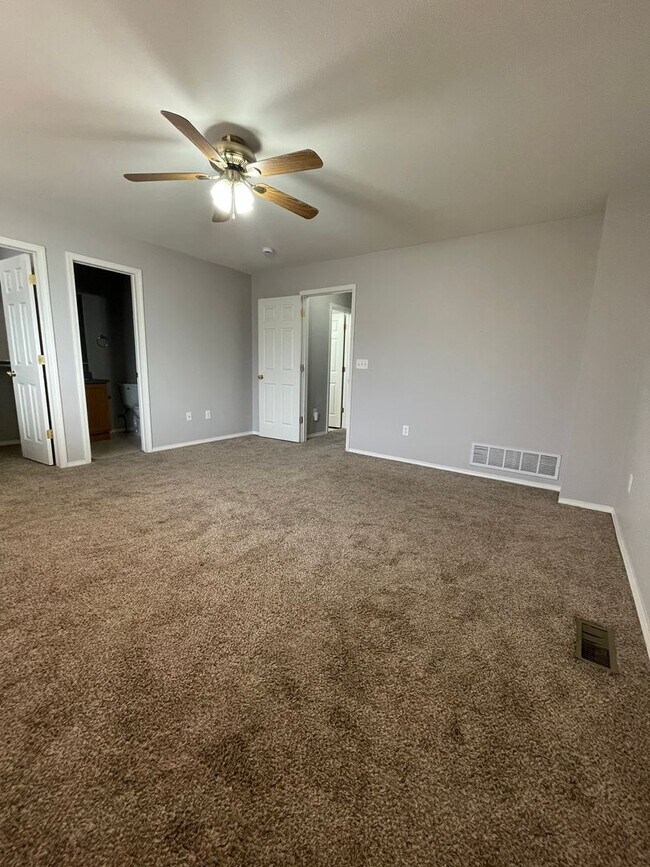 Building Photo - Beautiful 3B/2.5B Home in Ridge Crest Neighborhood - Ready for Move-in