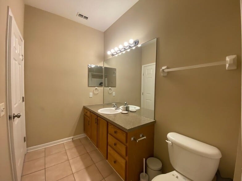 Building Photo - 10550 Baymeadows Rd