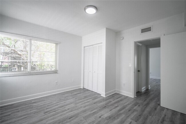 Building Photo - 1011 Bay Dr