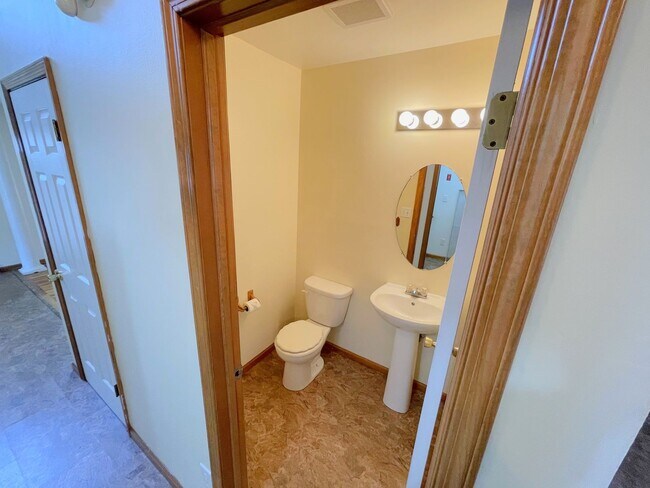 Building Photo - Spacious 3 bed 2.5 Bath Home Ready to Rent...