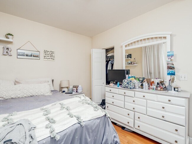 Building Photo - 546 E 8th St