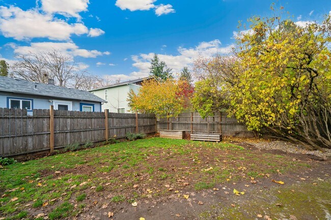 Building Photo - 6830 SE 50th Ave