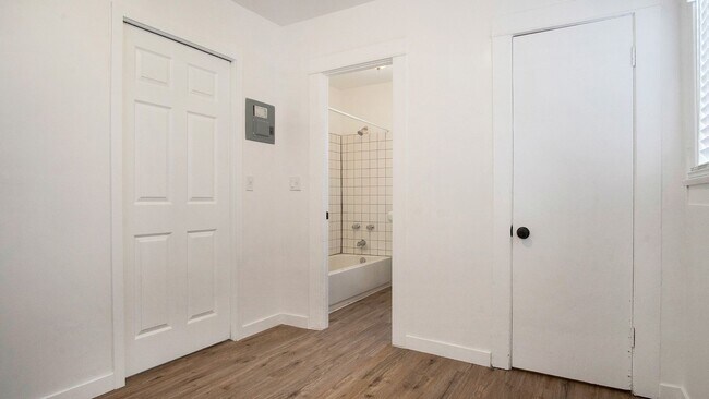 Building Photo - Lemon Avenue Triplex