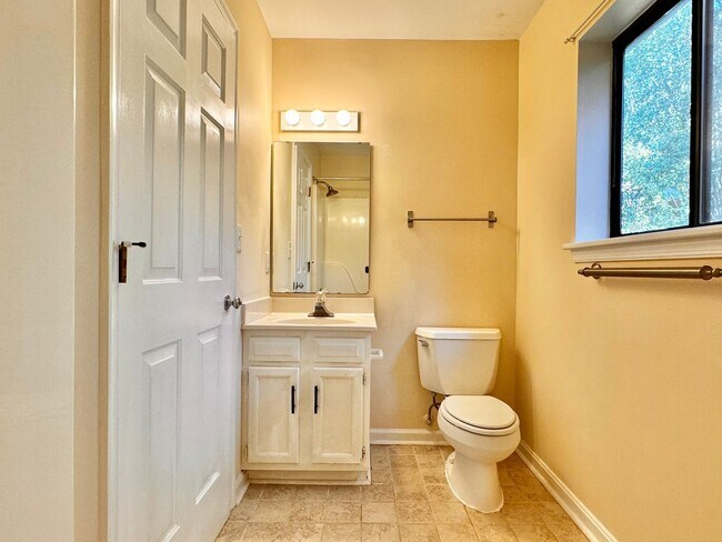 Building Photo - Close to UVA & Downtown-Don't miss this Mi...