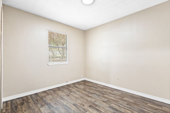 Building Photo - Move-In Ready 3-Bedroom Home in Beautiful Lakehills