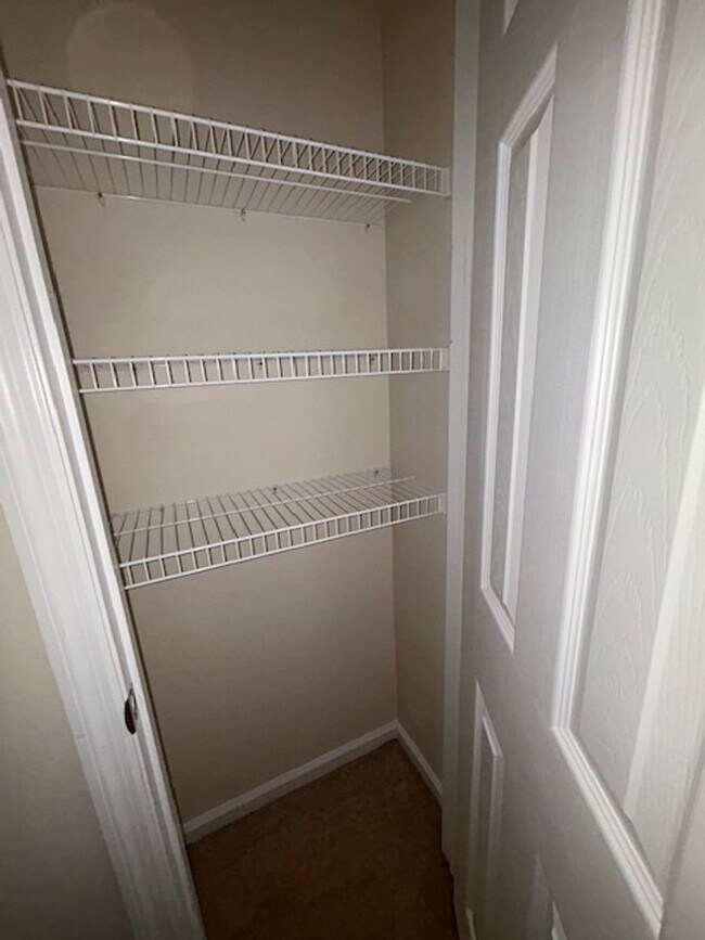 Building Photo - Quaint 3BR /2BA home with new carpet!