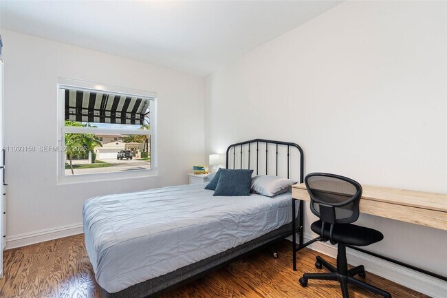 Building Photo - 634 W 47th St